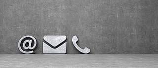 Drei verschiedene Symbole: Ein at-Zeichen, ein Briefumschlag und ein Telefon.